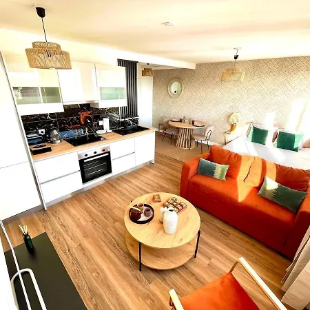 Cozy With Parking And Panoramic Views!